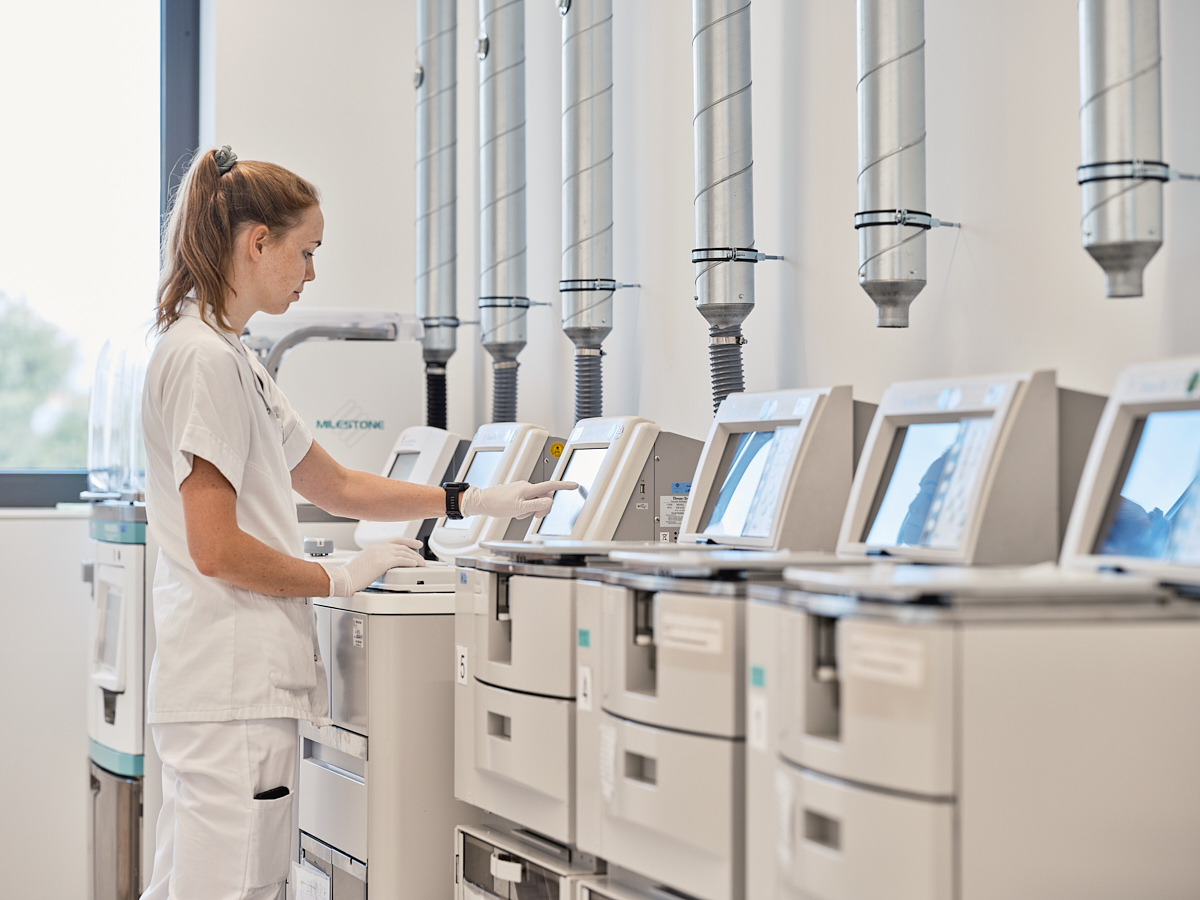 Das Bild zeigt die Entwässerung von Gewebeproben im akkreditierten Institut für klinische Pathologie und Molekularpathologie Linz